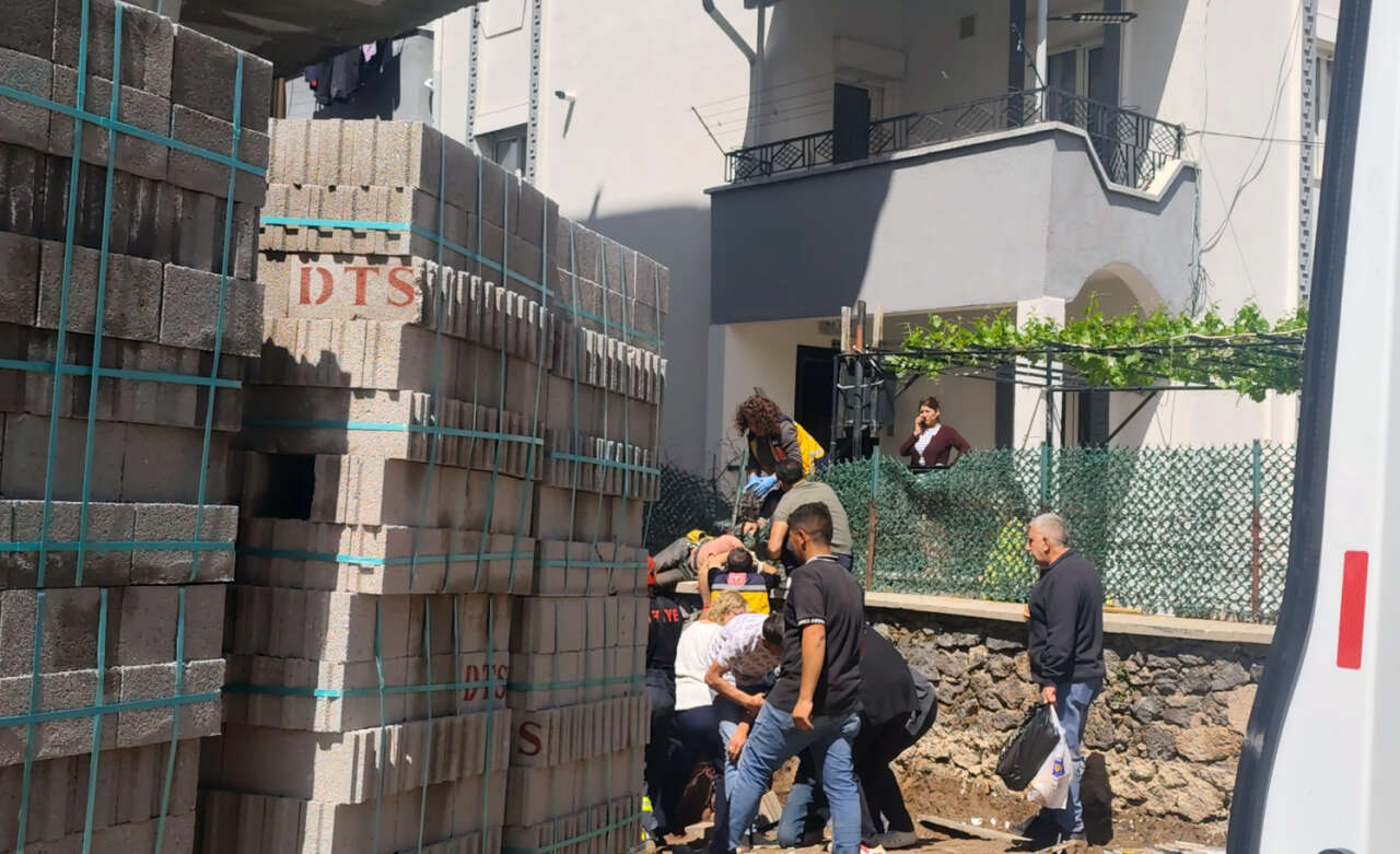 İnşaattan düşen işçinin sırtına demir saplandı! Durumu ağır 9